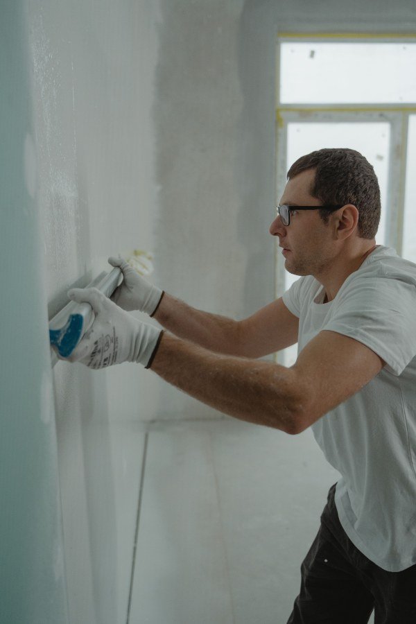 Profesionist lucrând la renovarea și finisarea unei locuințe