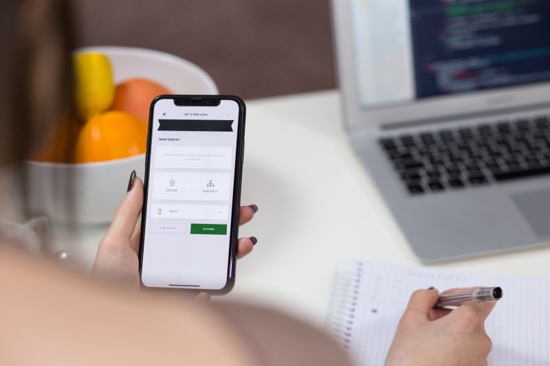 Client utilizând telefonul mobil pentru a planifica o lucrare de servicii